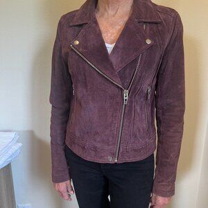 Comfy fitted suede jacket, size M. If you love plum, it's for you!